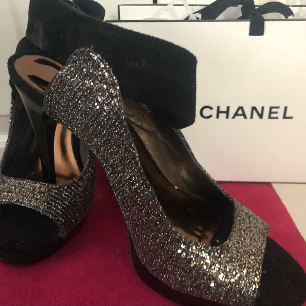 Carlos By Carlos Santana silver metallic/ black stilleto platform heels